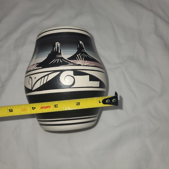 Cedar Mesa Handcrafted Navajo Desert Scene Black and White Ceramic Vase Pot - Picture 8 of 10